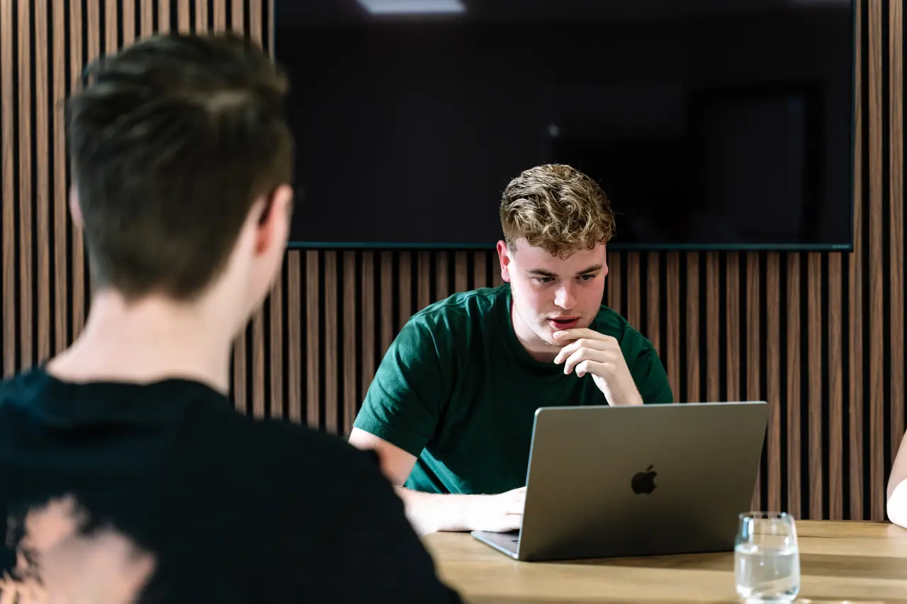 Professionele marketeer bezig met Meta ADS